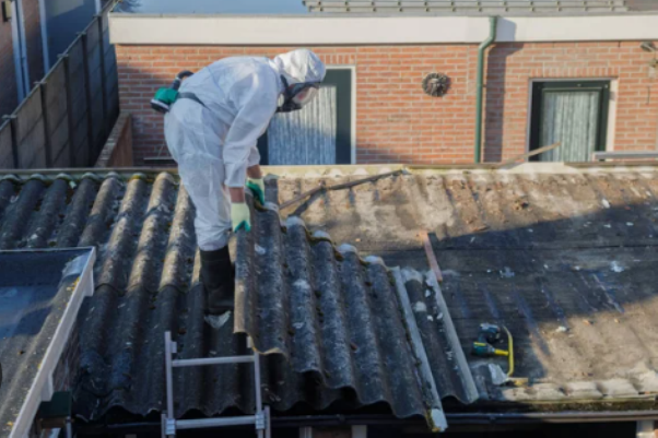 Homme sur un toit Solution amiante liège